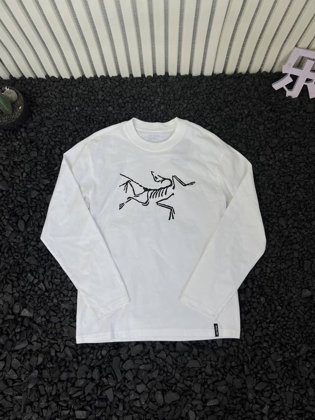 Arcteryx 始祖鸟 秋冬必备纯色百搭打底衫胸口大Logo图案印花休闲内搭外穿长袖 情侣款 - 秋冬新款，专柜同步在售！ 面料柔软细腻光滑有质感，舒适性很好