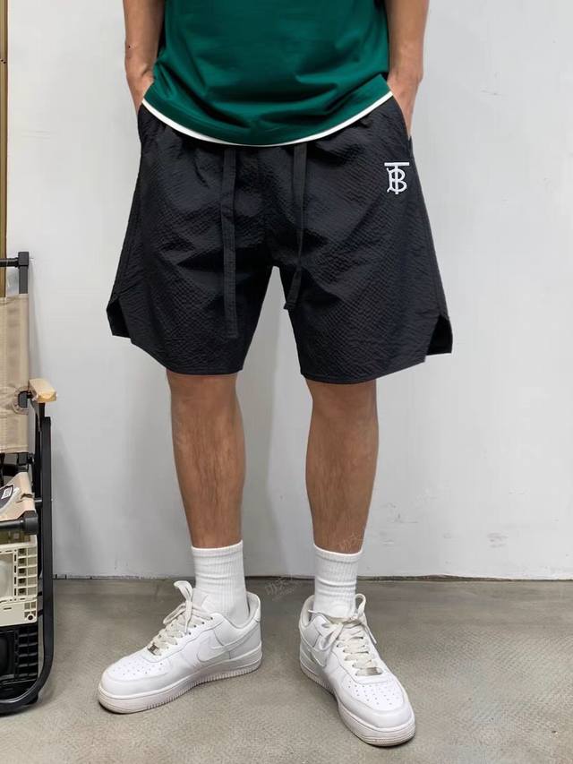Burberry 巴宝莉Tb 重磅菠萝纹运动速干面料！夏季透气宽松男士运动休闲短裤五分裤 墙裂推荐这短裤太好看了质感出色我自留款的短裤谁穿谁帅气菠萝肌理的速干面
