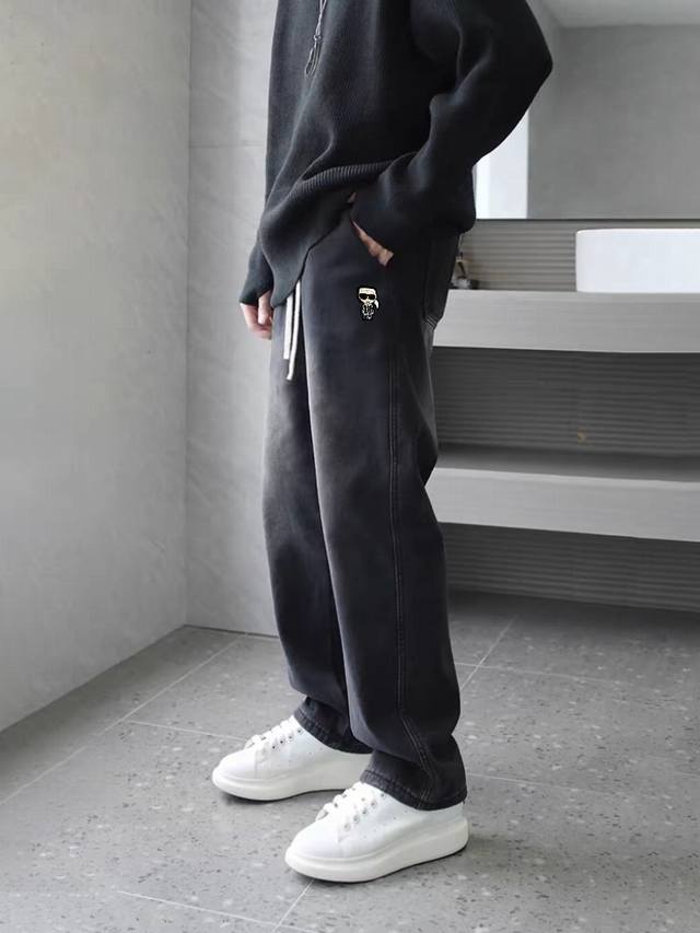 Fendi 芬迪小老佛爷 海外版美式高街简约风渐变水洗直筒牛仔裤休闲裤长裤，男女同款。 每件裤型采用渐变水洗工艺，让整件裤子色彩更有层次感，个性前卫，插兜处刺绣