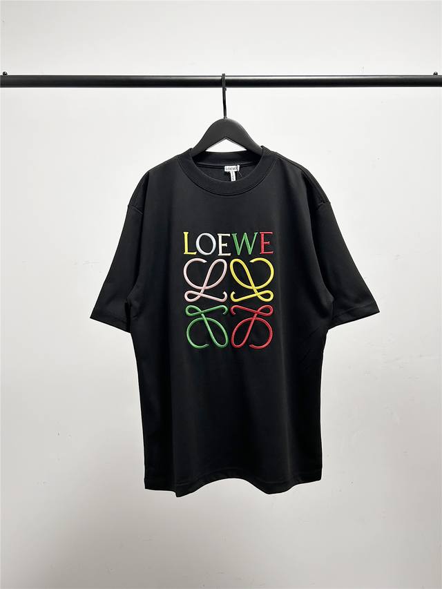 高版本，质量很好，此款版型是宽松阔版！高品质罗意威Loewe彩线刺绣短袖T恤！此款尺码偏大！最小Xs穿到 斤！最大L穿到200多斤！ 棉质平纹针织圆领T恤， 原