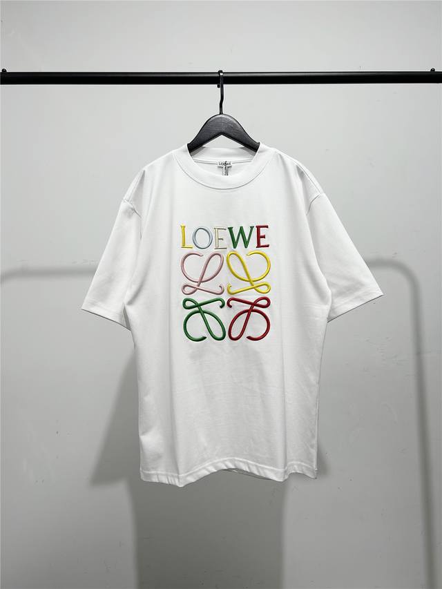 高版本，质量很好！此款版型是宽松阔版！高品质罗意威Loewe彩线刺绣短袖T恤！此款尺码偏大！最小Xs穿到 斤！最大L穿到200多斤！ 棉质平纹针织圆领T恤， 原