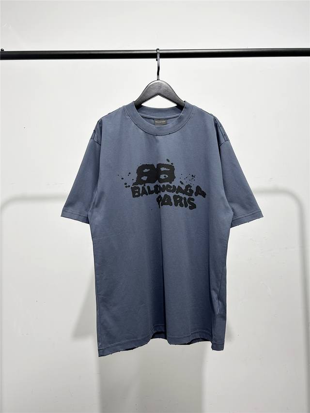 高版本，质量很好！原版包装，柜子最新款领标！巴黎世家 Balenciaga男女同款泼墨印花字母短袖T恤！此款尺码偏大，最小Xs穿到 斤左右！最大穿到220斤！