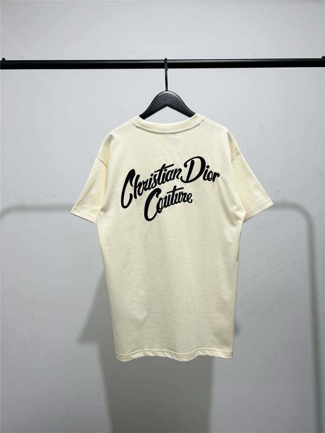 迪奥 Christian Dior Couture 标志刺绣短袖！降价福利！冲冲冲！ 男女同款徽章大字母刺绣短袖T恤！最小Xs穿到 斤左右！最大穿到 斤！ Di