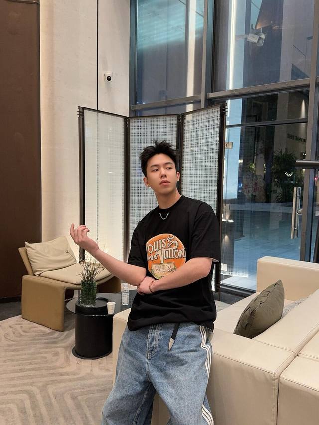 Lv链条复古图案短袖T恤 定织定染280克面料，质感舒适柔软，肤感很棒，没有糙感。上身后垂感自然，固型能力强。经典款，不论男女都可上身，真的都非常好看。 颜色：