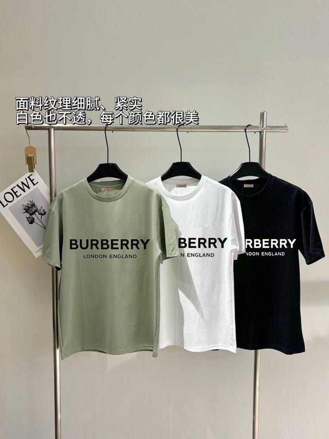 降价福利供 巴宝莉短袖！ 男女同款 年最新爆款短袖T恤。专柜同步！ 整体图案简洁大方而又不失格调。经典奢华品牌印花Logo ，面料端工艺，面料采用双纱32支非常