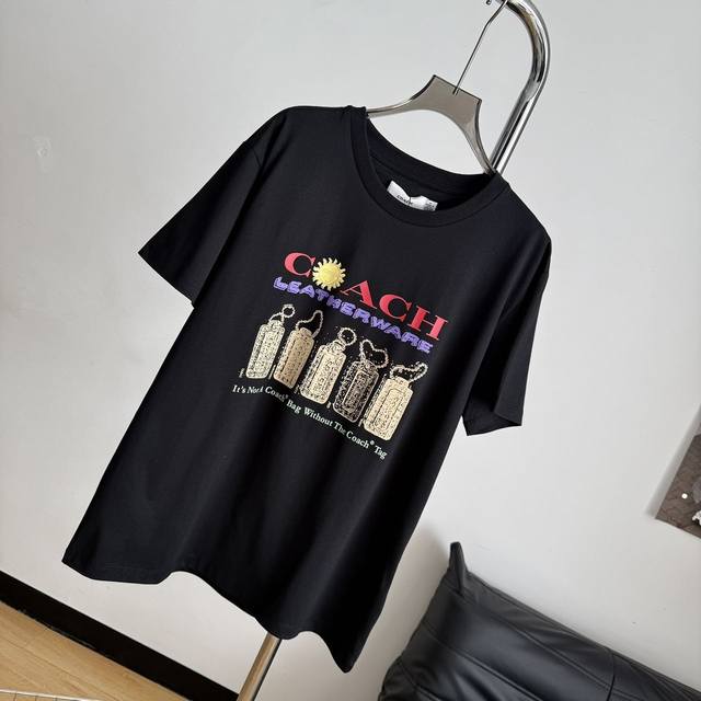 上新 ！Coach 蔻驰印花直筒常规短袖T恤情侣黑色彩印宽松休闲百搭基础款 品名Ch铭牌T恤 蔻家推出的限定情侣款，纯原单~ 今天重点推荐的一款！谁都F不出来的