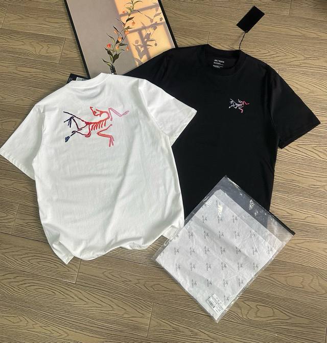 始祖鸟 Arc'teryx 24S 彩色渐变印花新款后背大鸟Logo宽松男女同款圆领纯棉短袖T恤 宽松版，330G全棉精梳棉 颜色：黑色 白色 尺码M-L- X