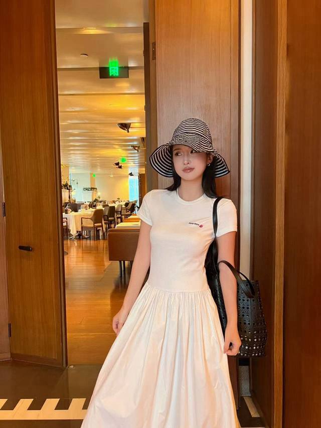 Miumiu缪缪字母小帆船刺绣圆领短袖拼接连衣裙 款号：25670706065 颜色：白色 黑色 尺码：Sml S码80-95斤 M码95- 斤 L码 -125