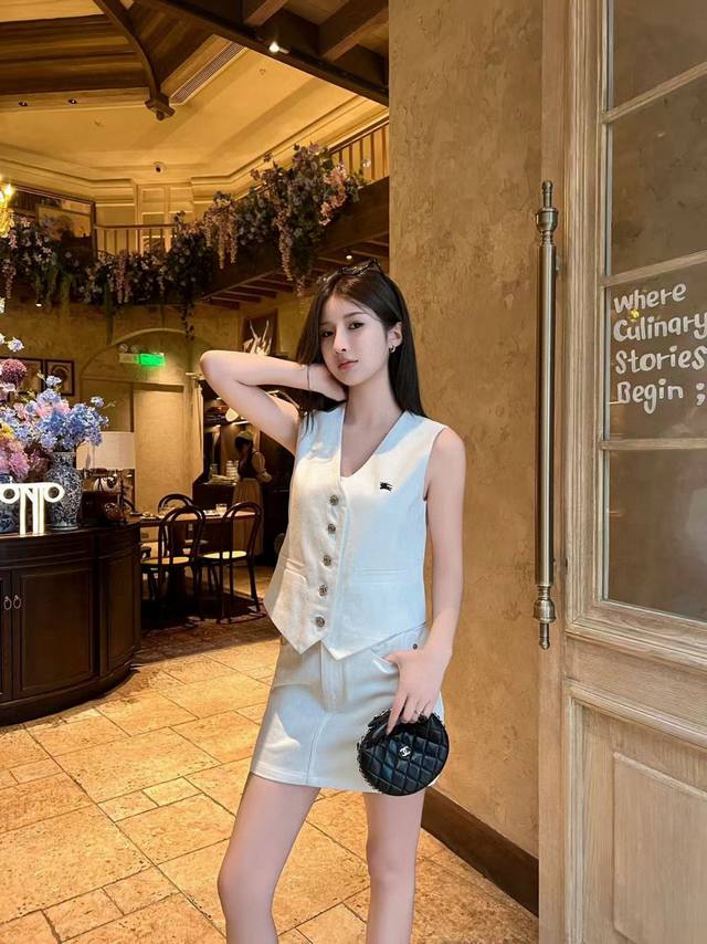 Burberry 巴宝莉Bbr战马刺绣马甲短半裙套装 款号：25670706301 颜色：白色 黑色 尺码：Sml S码80-95斤 M码95-110斤 L码1
