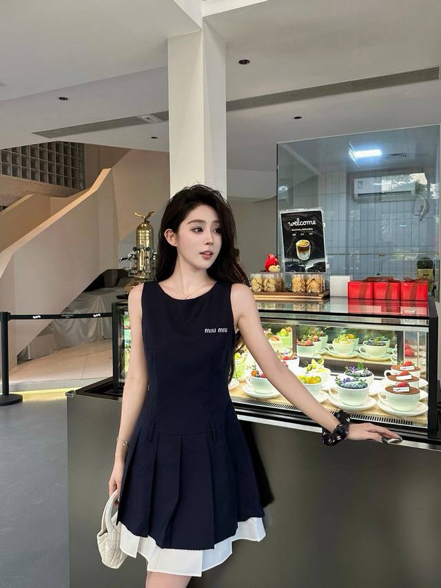 Miumiu缪缪字母刺绣圆领无袖压褶连衣裙 款号：25670706329 颜色：蓝色 灰色 尺码：Sml S码80-95斤 M码95-110斤 L码110-12
