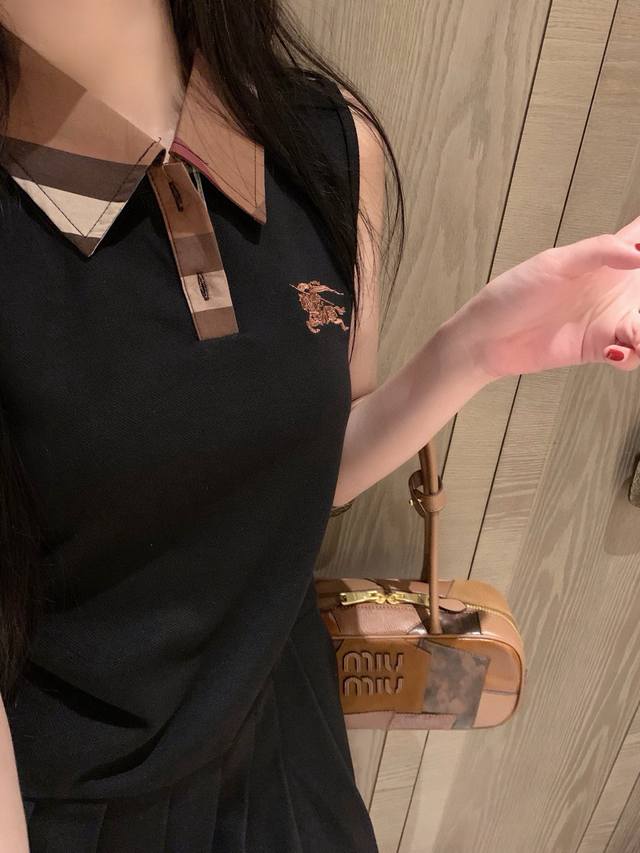 Burberry 巴宝莉Bbr战马刺绣格子拼接翻领背心百褶连衣裙 款号：25670506445 颜色：黑色 白色 尺码：Sml S码80-95斤 M码95- 斤