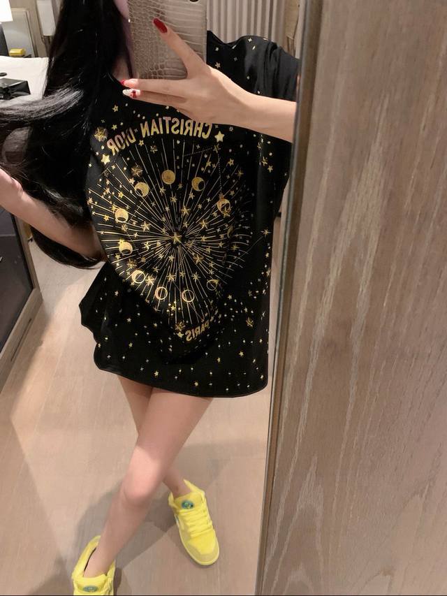 Dior迪奥字母月亮五角星印花刺绣满天星圆领短袖T恤 款号：25670505672 颜色：黑色 白色 尺码：Sml S码80-95斤 M码95- 斤 L码 -1