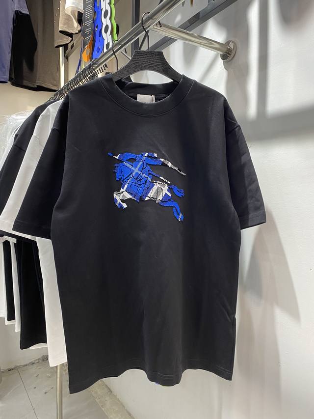 款号：Zmr102# 巴宝莉 重工艺制作经典格子拼战马Logo牙刷绣绣花情侣款短袖T恤 正儿八经280克纯棉双砂面料 所有面料均已提前做过缩水 品质第一 所见即