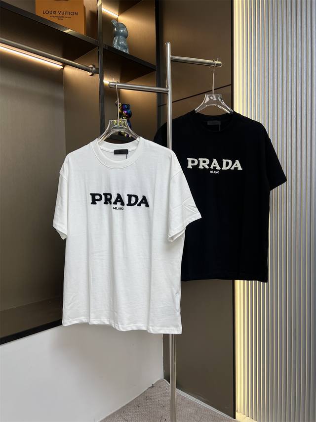 Prada普拉达2025Ss新款毛绒手感棉绣花工艺情侣休闲短袖T恤 最高版本！面料290克 %双纱棉！毛绒手感棉绣花工艺设计！ 辅料：开模原版过鉴定领标 %真丝