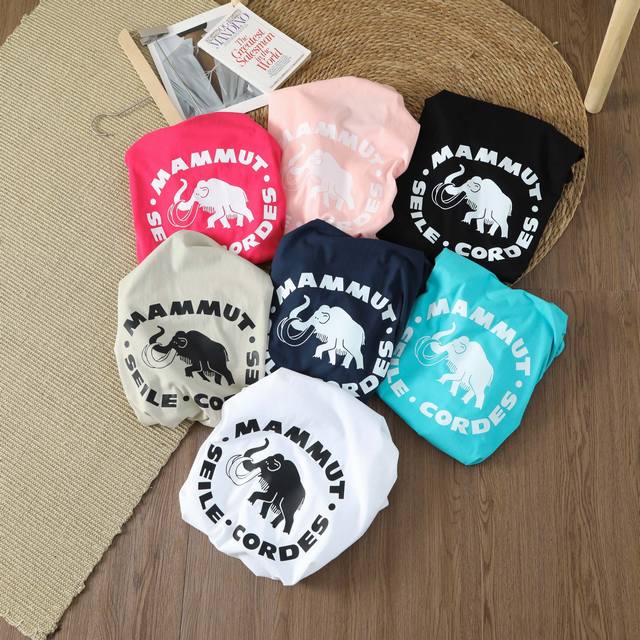 供 Mammut 猛犸象夏季烫标休闲百搭纯棉短袖可做男女情侣款T恤！ 面料：面料采用竹纤维面料，是从自然生长的竹子中提取出的纤维素纤维。竹原纤维具有良好的透气性