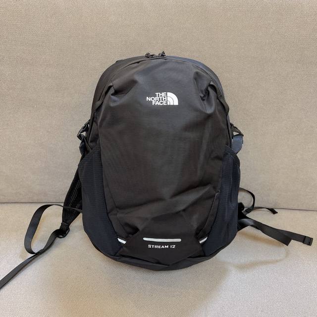 黑色，最经典的颜色 这款Thenorthface北面12L户外包和鸟家15L真的不分上下两了，绝对值得种草的款，户外骑行、爬山、运动、徒步都非常可以