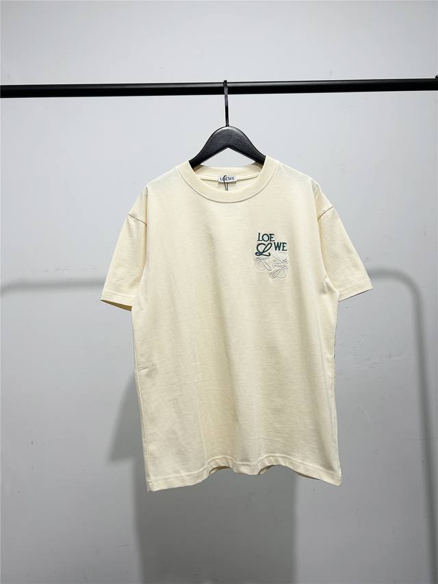 高版本，质量很好！高品质罗意威Loewe错位Logo刺绣短袖T恤！最小码Xs穿到130斤左右！ 棉质平纹针织圆领T恤， 原版面料 官方同款 短袖T恤 定制同缸染