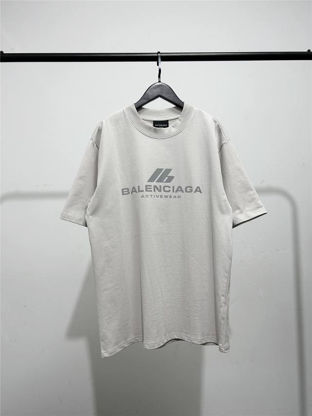 高版本，质量很好！巴黎世家 Balenciaga男女同款反光3M小字母短袖T恤！此款尺码偏大，最小Xs穿到145斤左右！最大穿到200多斤！ 巴黎世家Balen