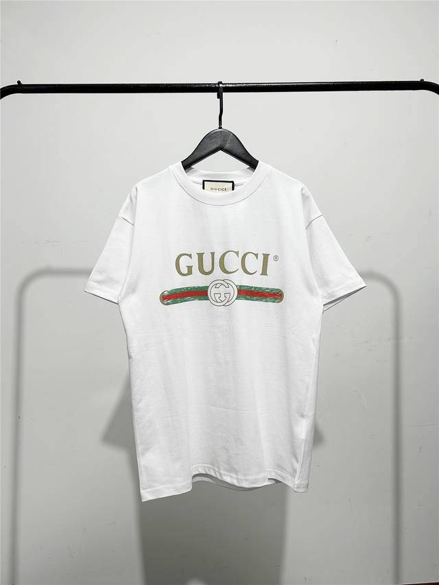 高版本，质量很好！降价福利，冲冲冲！！！Gucci 古驰男女同款彩条字母短袖T恤！此款尺码偏大，最小Xs穿到 斤左右！最大穿到 多斤！ 古驰经典彩条短袖！图案采