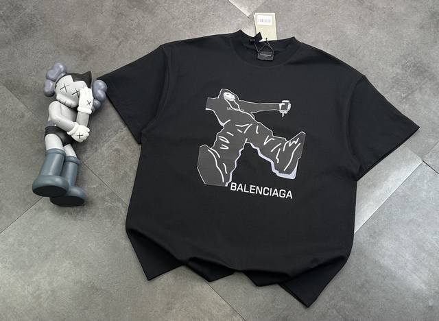 潮牌巴黎世家Balenciaga 小人情侣款短袖T恤！胸前3D设计 采用280G双纱高克重高级感十足，时尚又个性 超级百搭好看的一款 男女同款 人手必备 吊牌