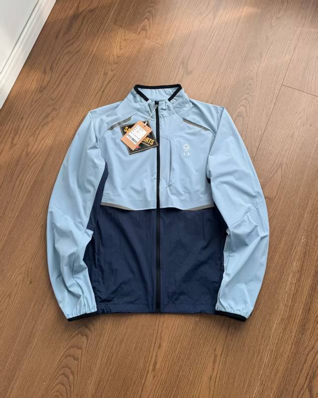 上新！ ，On昂跑专柜同款～On昂跑 第二代 Weather Jacket 2 新品男款轻量防护跑步夹克！！Weather Jacket在恶劣天气中为你提供周全