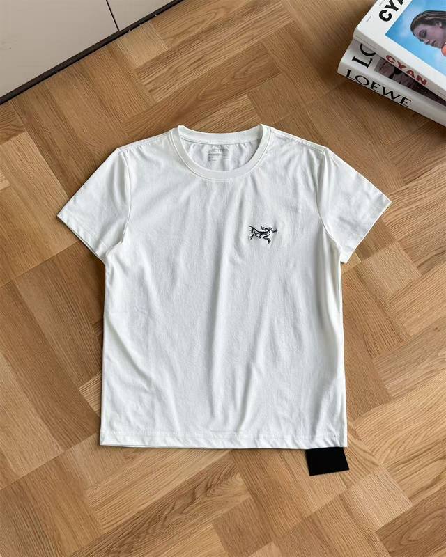细节图 重工刺绣 Arcteryx 始祖鸟夏季刺绣新款速干 功能款短袖T恤 情侣女款 官网同款面料，瞬吸汗滴，极速扩散蒸发，并且单向导湿，清爽散热，防蚊防晒，清