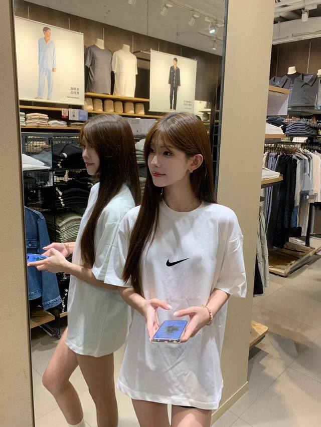 Nike 耐克 经典手绘For情侣短袖T恤 商品参数 采用260克双砂面料 三针五线做工，领口包包边条 今年火爆的品牌 看到了就忍不住要自留一件 正确纹路立体印
