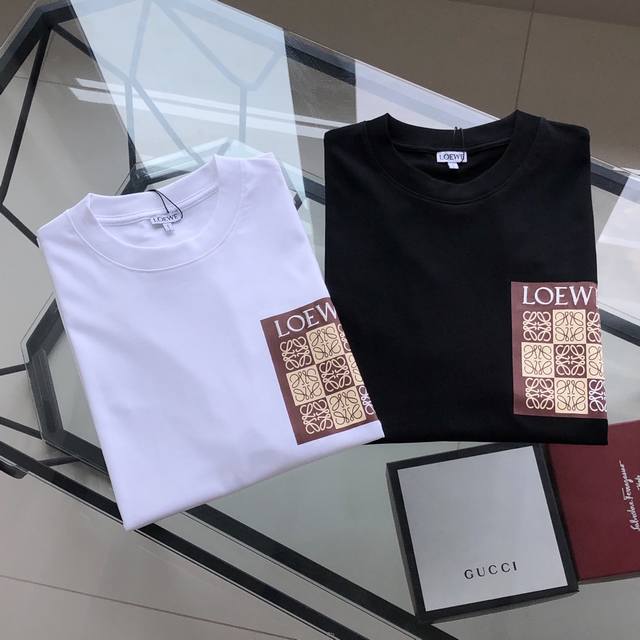 Loewe罗意威2025春夏新款刺绣Logo圆领领短T 高版本高品质原版面料 网红明星同款 胸前立体刺绣工艺，面料为260G纯棉面料，手感非常舒服 超级百搭好看