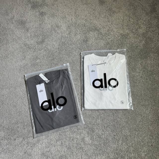 Alo新款 Oversize反光宽松情侣短袖 慵懒与潮酷的碰撞，爱意与光芒同频 明星同款设计，街头潮咖必备，反光大标+亮光小标：胸前反光标识与袖口亮光细节，暗夜