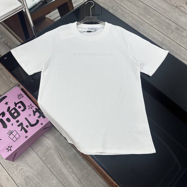 Calvin Kleinck 经典压花短袖T恤 男女同款情侣短袖T恤- 顶级版本 260克双纱面料质感非常细腻 手感柔软平滑 弹性最好 穿着舒适 体贴合身 现货