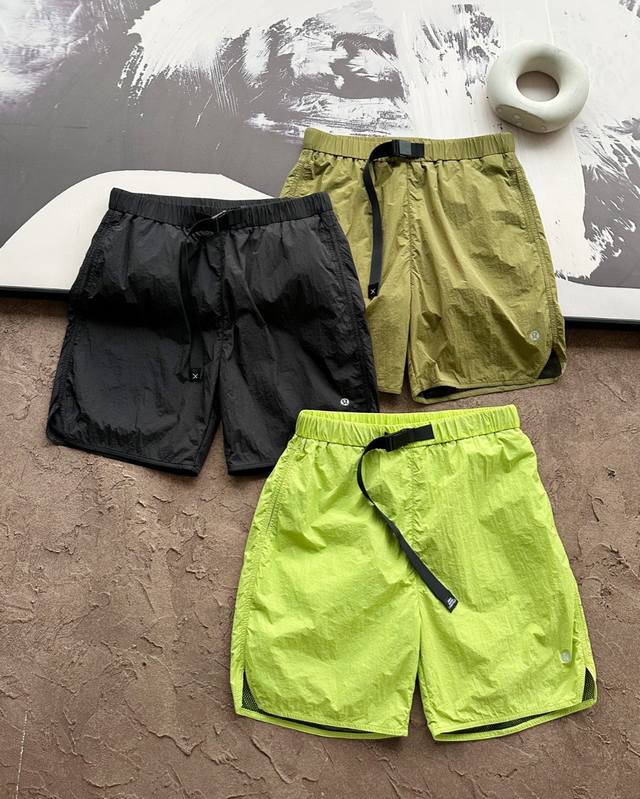 Lululemon 露露2025夏季拼接透气短裤休闲短裤 网眼内里速干四分裤 内里透气网格面料设计 亲肤 透气运动不沾身，经典剪裁 为运动者提供高舒适性 透气性