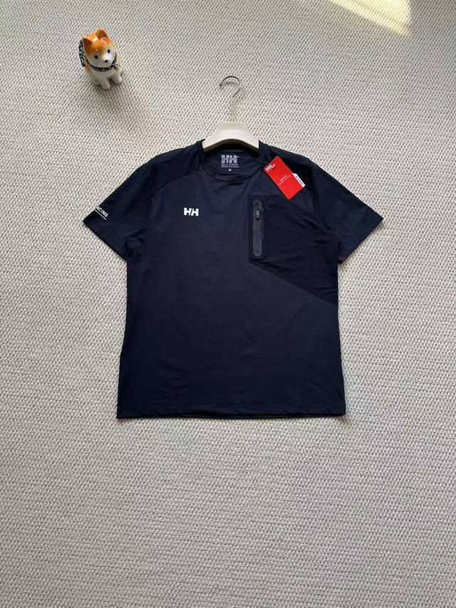 Hh海丽汉森冰感速干压胶口袋圆领速干衣，面料采用冰感技术，特殊凉感干爽面料，能带来凉爽触感，高效速干，穿着体感清爽不粘腻。运用先进的吸湿排汗技术，可快速吸收并挥