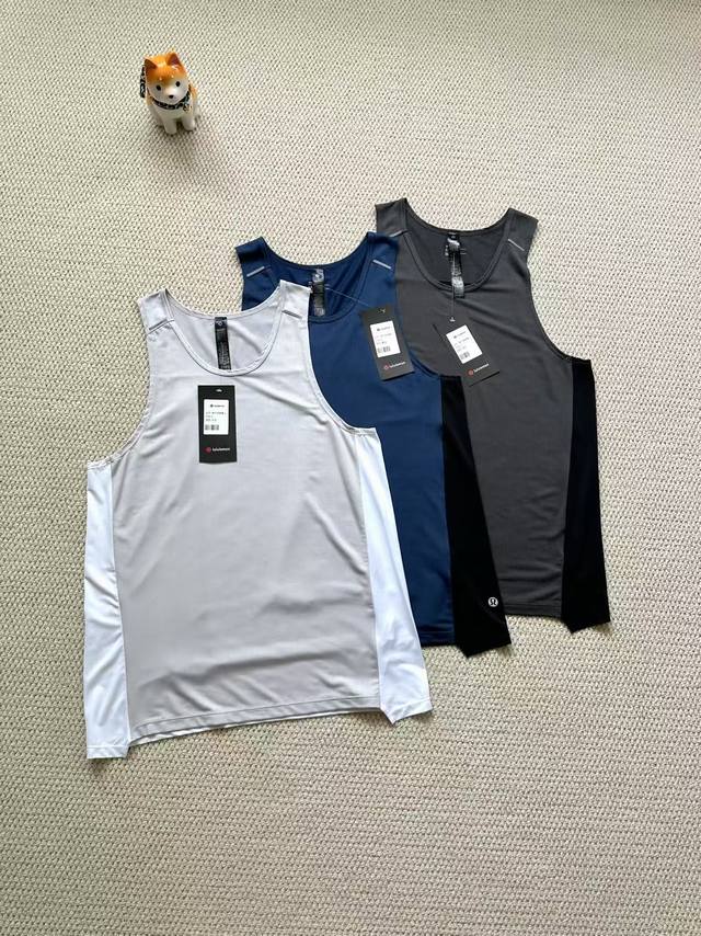 Lululemon 露露乐檬 男士微孔网眼速干透气背心！全新升级！线上500+ 贵在面料和剪裁！全网面结构，拼接撞色设计！不规则下摆剪裁！ 吸湿排汗！Mvt系列