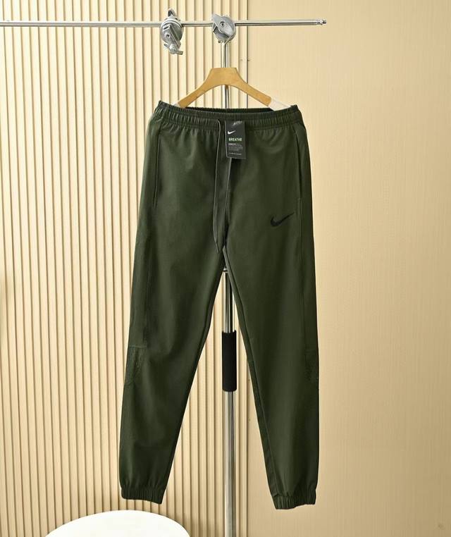 清薄透气 后腿处激光冲孔透气清凉 钩子耐克Nike Nk男款夏季弯刀版型轻薄拼接休闲裤 尺码:M,L,Xl,2Xl,3Xl 黑色,卡其,军绿 四面弹户外速干面料