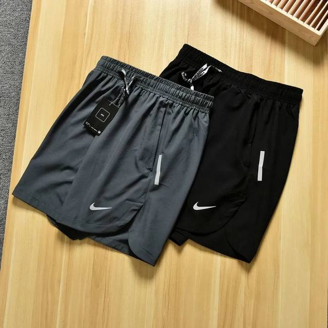 Nike耐克钩子夏季速干轻薄弹力五分短裤 反光Logo＋反光条设计夜跑更安全下摆开叉更凉快 尺码:M,L,Xl,2Xl,3Xl, 黑色，灰色 极品梭织弹力面料，