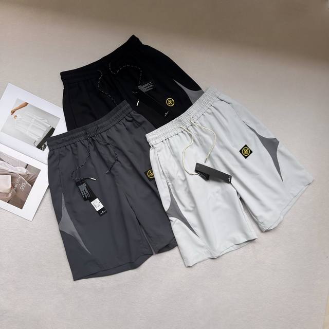 Stone Island 石头岛25Ss新品徽章Logo百搭休闲短裤，高街风十足，三色可选。经典百搭永不过时，夏季出行必备百搭短裤 高品质速干面料，上身舒适透气