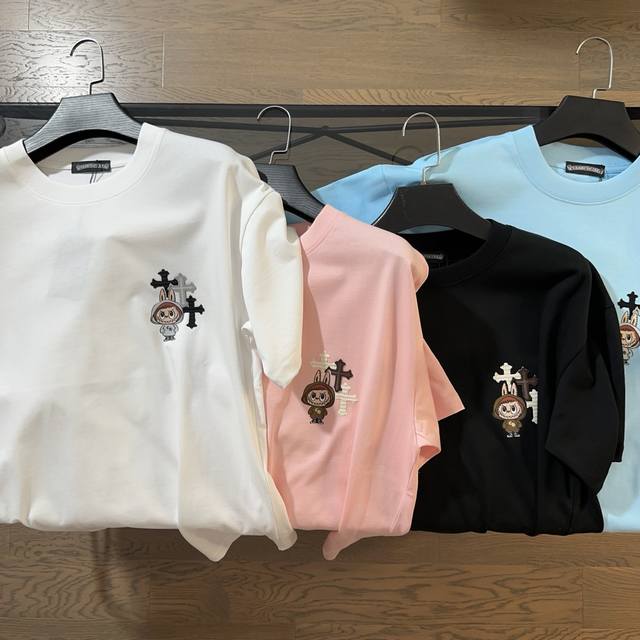 克罗心Chrome Hearts 2025新十字架皮标设计短袖T恤 32织精梳平纹棉设计，克重十足，高克重酵素水洗，胸前绿色Logo字母，后面十字架吊链数码印花