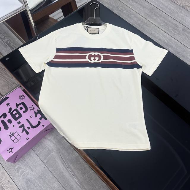Gucci 2025夏季重磅新品来袭！无感印花高克重短袖，解锁轻奢穿搭新体验｜533 面料升级 品质触手可及 严选客供定制针织 %纯棉面料，触感细腻亲肤，高克重