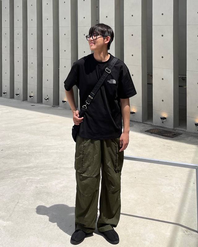 The North Face 北面 米奇情侣短袖 商品参数 采用260克双砂面料 三针五线做工，领口包包边条 今年火爆的品牌 看到了就忍不住要自留一件 正确纹路