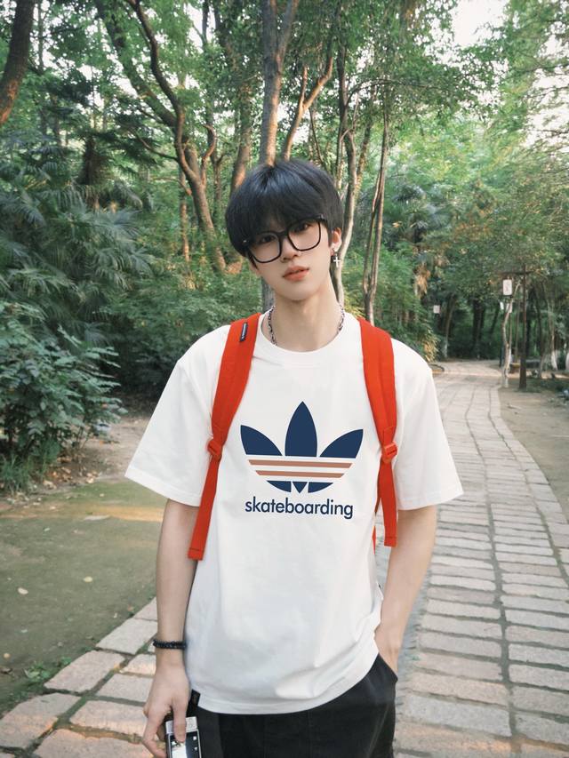 Adidas 阿迪达斯Skateboarding短袖半袖T恤 - 采用260G双纱100%新疆精梳纯棉面料 - 采用过肩拉条工艺，百洗不变形！ -采用高端印花，