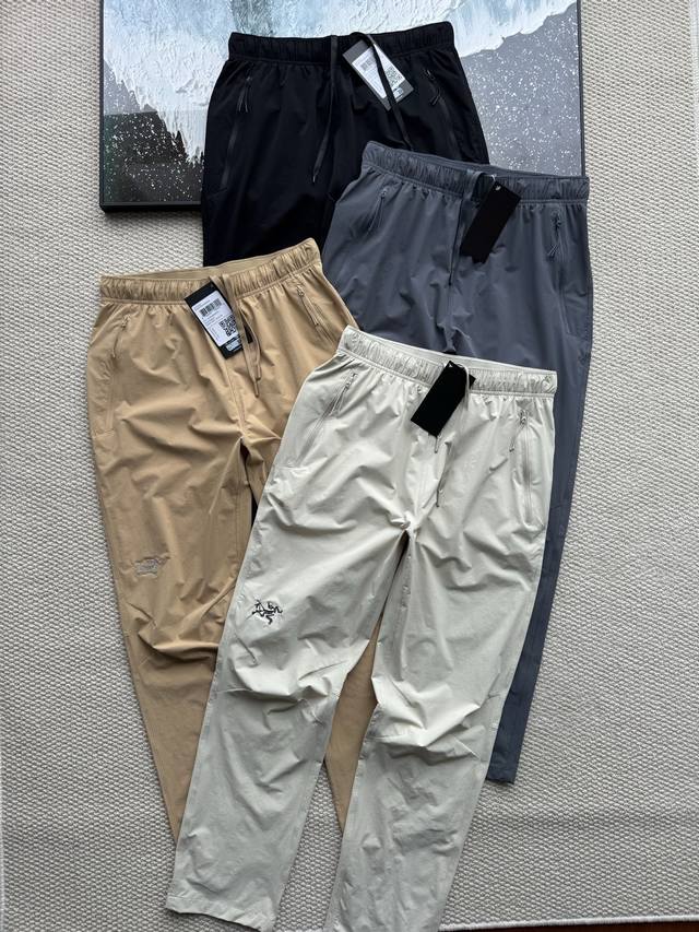 Arc‘Teryx 始祖鸟户外运动防风直筒冲锋裤 城市商务休闲系列，此系列产品将高科技户外功能以及舒适性和持久性能很好的融入到日常装束中。让户外更加生活化！ 一