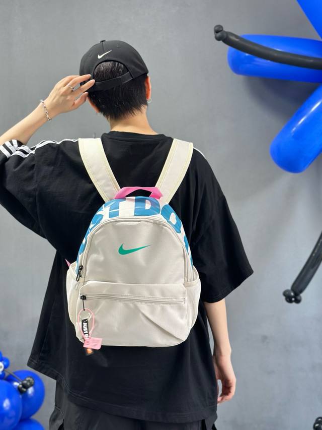 最高版本 耐克Nike双肩包学生书包儿童书包迷你书包小奶包男女生同款。 包包质量超级好 细节做工都非常到位。 模特实拍 上身效果拉满。 颜色：白蓝 黑白 薄荷绿