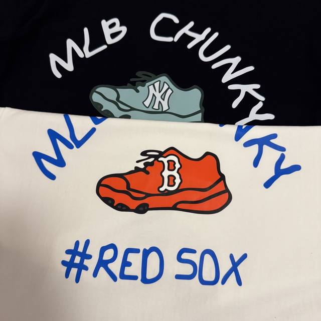 Mlb洋基海外限定款美版情侣短袖来袭，必须入手！ 经典棒球队Logo，这可是风靡全球的时尚标志，上身瞬间变身街头潮流焦点，独特设计超吸睛！ 全面面料质感拉满，柔