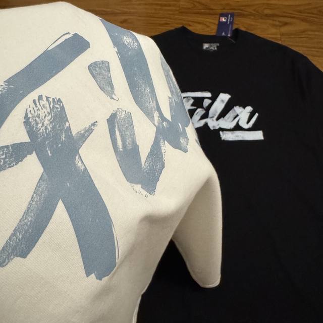 Fila Fusion 25夏新款情侣短袖 Fila Fusion 2025夏日新款针织短袖衫，简直是近期挖到的宝藏！ 作为斐乐旗下的潮牌支线，它将运动活力与潮