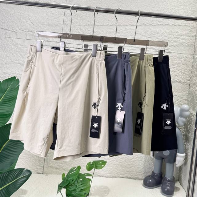 迪桑特 Descente Training 系列 登山系列速干中裤时尚舒适柔软亲肤休闲短裤 男女同款 情侣款 - 品牌介绍：安踏旗下三箭头之一 热度丝毫不输始祖