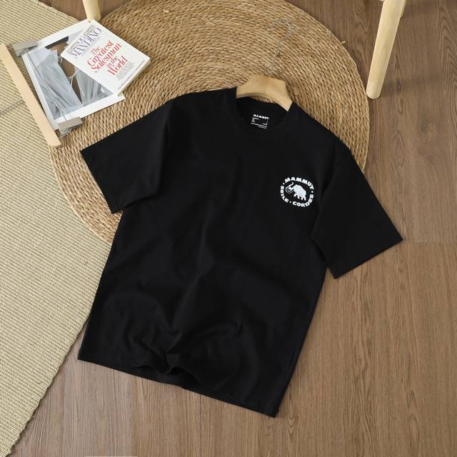 Mammut 猛犸象夏季烫标休闲百搭纯棉短袖可做男女情侣款T恤！ 面料：面料采用竹纤维面料，是从自然生长的竹子中提取出的纤维素纤维。竹原纤维具有良好的透气性、瞬