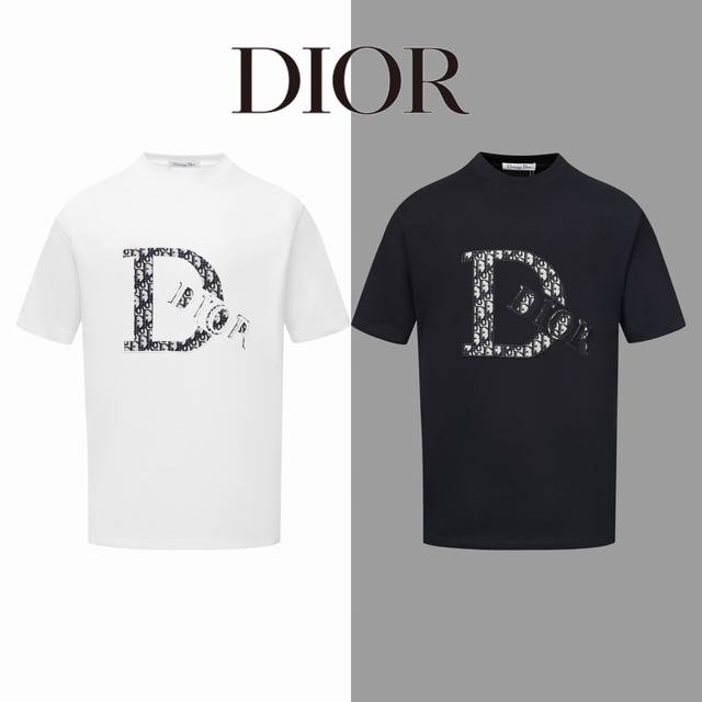 迪奥大标牛仔贴布字母刺绣圆领短袖 Dior 官网一致款式 面料：32支双纱280克纯棉面料 同缸同色织染螺纹 颜色一致 工艺：进口机器切割牛仔贴布刺绣 配套：三