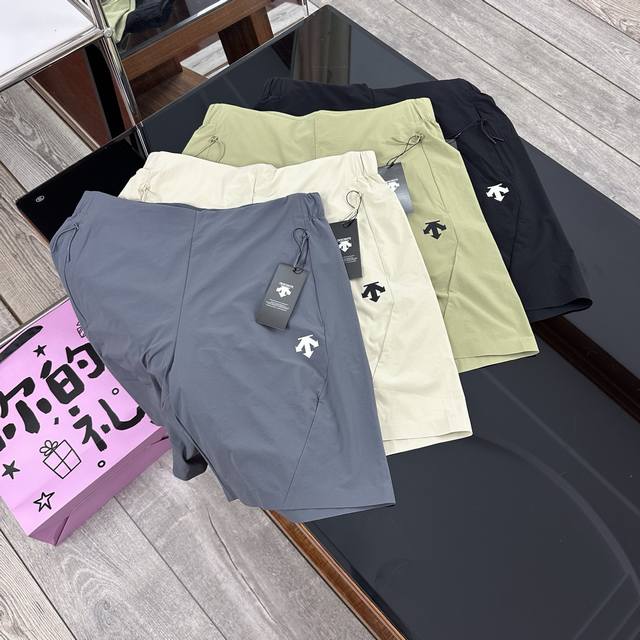 Descente 迪桑特 Training 系列 Ss25 时尚舒适休闲短裤 男女同款情侣潮搭神器，甜蜜出街轻松吸睛！ 品牌故事 迪桑特作为安踏旗下极具影响力的