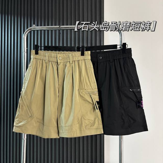 Stone Island石头岛户外工装短裤 两色袖标，随意搭配 多口袋，不规则对称 裤子版型宽松 细节完美 松紧腰带可调节 立体拉链大口袋 斜插口袋 门禁带拉链