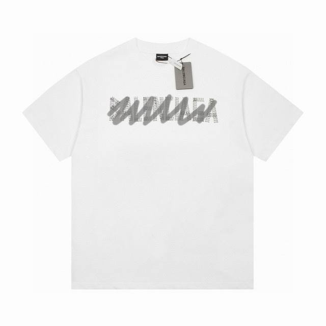 Balenciaga 巴黎世家 灰色模糊字幕情侣短袖T恤 采用260克双砂面料 三针五线做工，领口包包边条 今年火爆的品牌 看到了就忍不住要自留一件 正确纹路立
